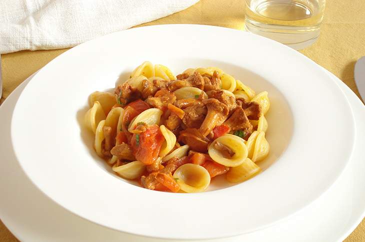 Pasta con finferli e pomodorini