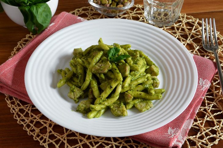 Pasta con pesce spada e pesto di pistacchi