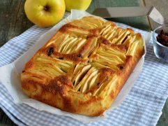 Torta di mele con pinoli e uvetta