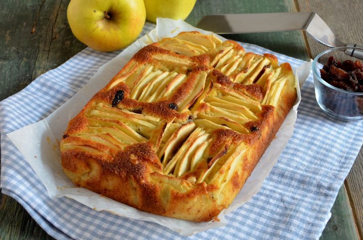 Torta di mele con pinoli e uvetta