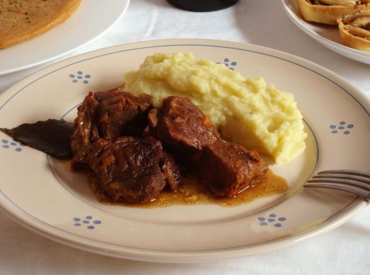 Piatto con lo spezzatino alla birra e contorno di purè di patate