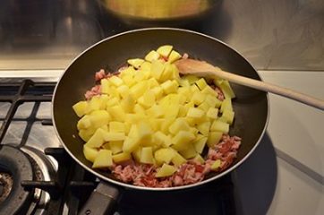 Torta salata con patate, speck e scamorza 5