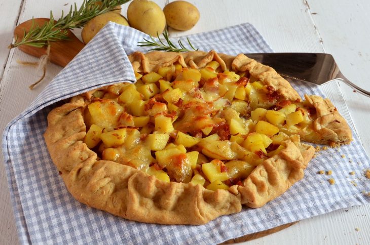 Torta salata con patate, speck e scamorza