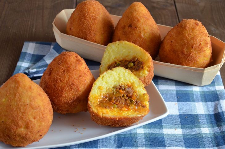 Arancini Siciliani: da quale riso usare a come fare la pastella fino alla ricetta Tradizionale  --- (Fonte immagine: https://www.lacucinaimperfetta.com/wp-content/uploads/2012/03/Arancine-siciliane-730x484.jpg)