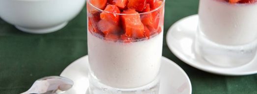 Bicchieri di panna cotta alle fragole con sopra fragole fresche