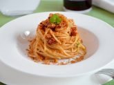 Pasta con pomodori secchi e acciughe