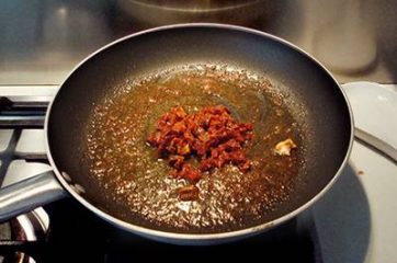 Pasta con pomodori secchi e acciughe 4