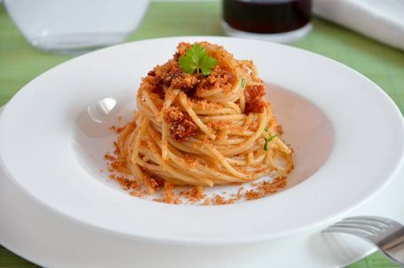 Pasta con pomodori secchi e acciughe