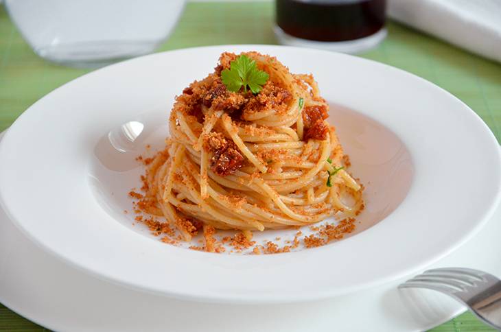 Pasta con pomodori secchi e acciughe