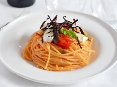 Pasta melanzane, pomodorini e bufala