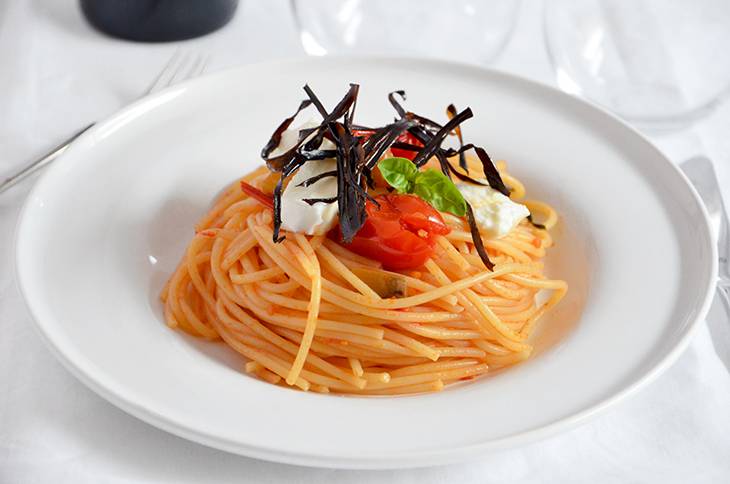 Pasta melanzane, pomodorini e bufala