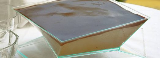 Tavola bianca in giardino con ciotola ci mousse al caffè in primo piano
