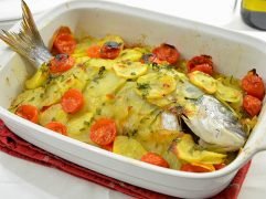 Orata al forno con patate e pomodorini