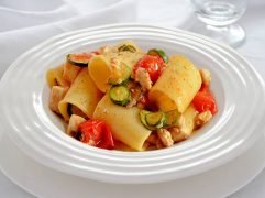 Pasta con ricciola zucchine e pomodorini