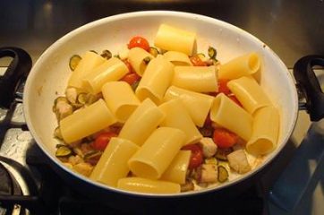 Pasta con ricciola zucchine e pomodorini 9