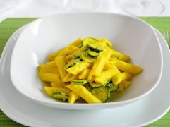 Pasta ricotta zucchine e curcuma