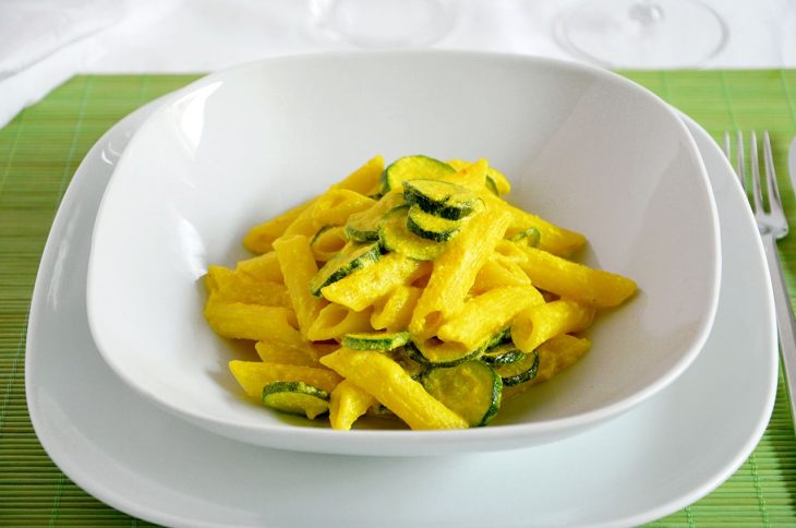 Pasta ricotta zucchine e curcuma