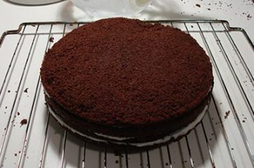 Torta al cioccolato con crema al latte 17