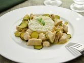 Piatto bianco con bocconcini di pollo e zucchine e riso basmati