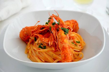 Piatto bianco di linguine agli scampi