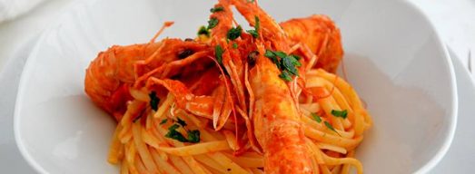 Piatto bianco di linguine agli scampi
