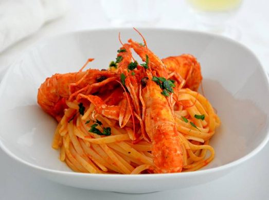Piatto bianco di linguine agli scampi