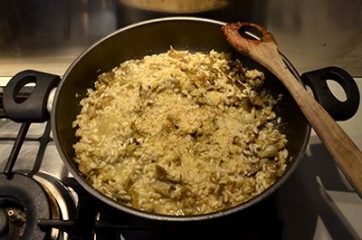 risotto ai carciofi mantecato con olio e parmigiano