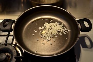 spicchio di aglio e cipolla tritata in padella
