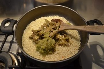 aggiunta dei carciofi al risotto