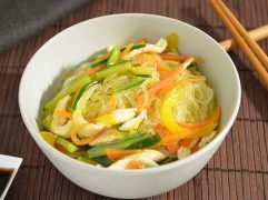 Spaghetti di soia con pollo e verdure