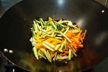 Spaghetti di soia con pollo e verdure 4