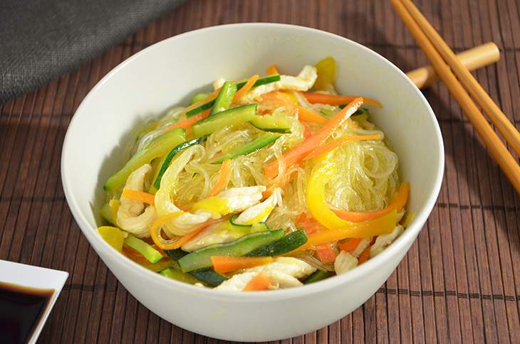 Spaghetti di soia con pollo e verdure