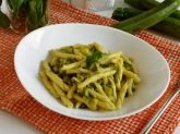 Pasta con le zucchine cremosa servita nel piatto