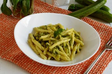 Pasta con le zucchine cremosa servita nel piatto