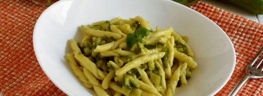 Pasta con le zucchine cremosa servita nel piatto