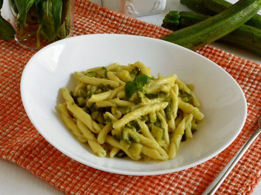 Pasta con le zucchine cremosa servita nel piatto