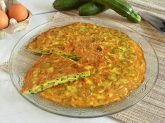 Piatto di vetro con frittata di zucchine con fetta tagliata