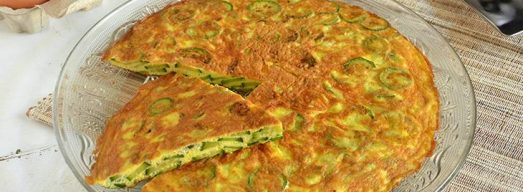 Piatto di vetro con frittata di zucchine con fetta tagliata