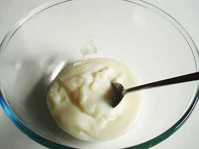 Kinder Paradiso: versare la crema al latte in una coppa e lasciare raffreddare