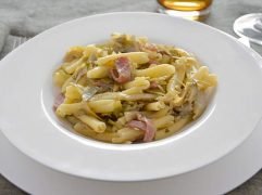 Pasta carciofi e speck