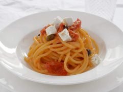 Pasta con pomodorini, feta e olive