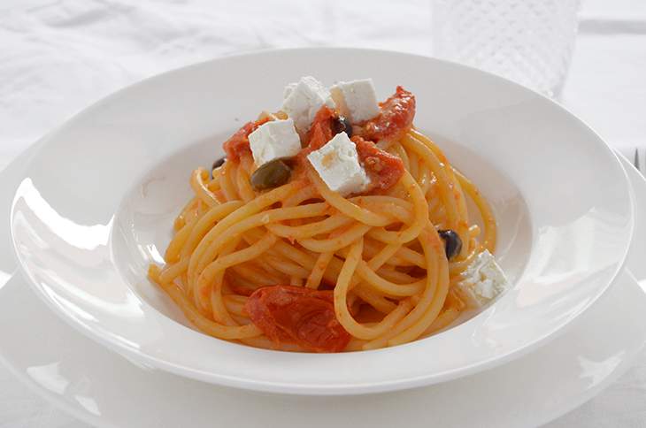 Pasta con pomodorini, feta e olive