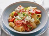 Insalata di pasta con pomodorini e feta