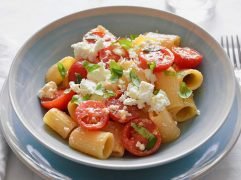 Insalata di pasta con pomodorini e feta