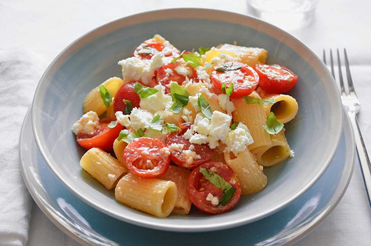 Insalata di pasta con feta e pomodorini