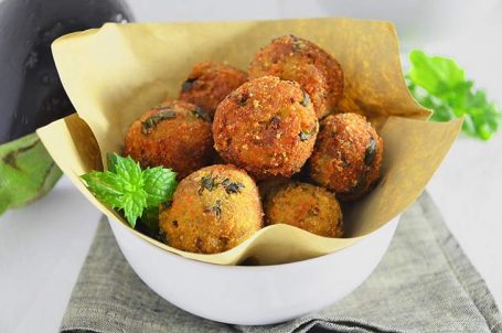 Ciotola bianca con polpette di melanzane