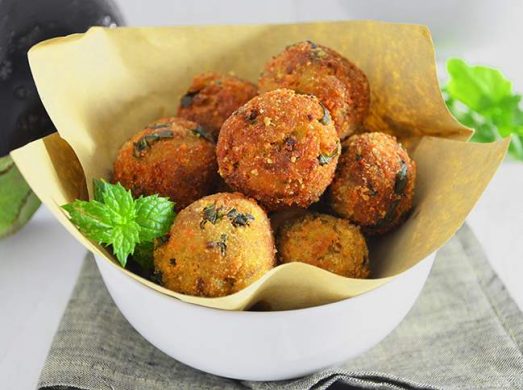 Ciotola bianca con polpette di melanzane