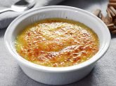 Cocotte bianca con crema catalana in primo piano