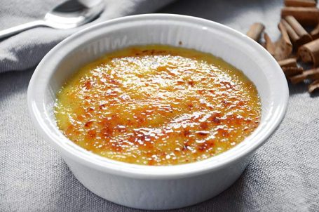 Cocotte bianca con crema catalana in primo piano