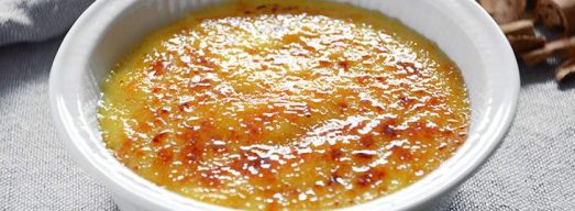 Cocotte bianca con crema catalana in primo piano